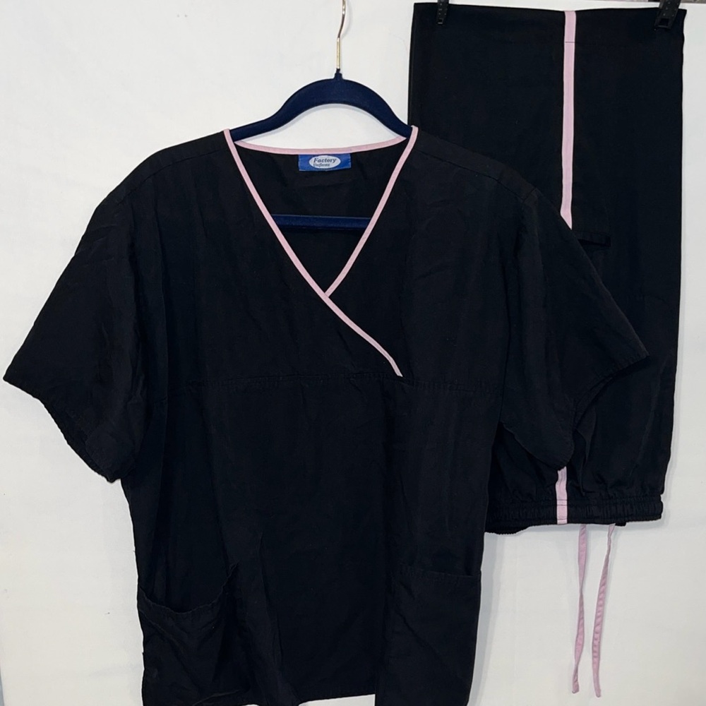 Women’s Factory Uniform 2 pc Black Scrub Set in Women's Size XL,
